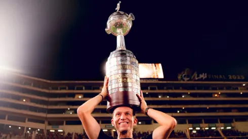 O técnico Filipe Luís levanta taça da Libertadores