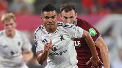 Jogadores do Manchester United em campo. Equipes se enfrentam nesta quinta (04). (Foto: Vincent Carchietta/Getty Images)