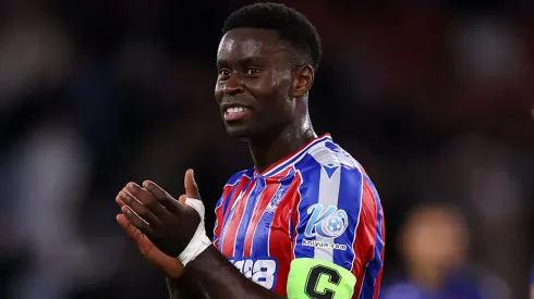 Marc Guehi, zagueiro craque e capitão do Crystal Palace é um alvo do Barcelona, que se movimenta para convencer o jogador a uma transferência (Foto Ryan Pierse/Getty Images)