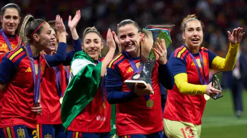 Claudia Pina se emociona com o seu primeiro título pela Espanha – Foto: Angel Martinez/Getty Images