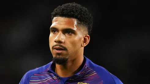 Barcelona quer vender Ronald Araújo para comprar atacante. (Foto: Alex Caparros/Getty Images)
