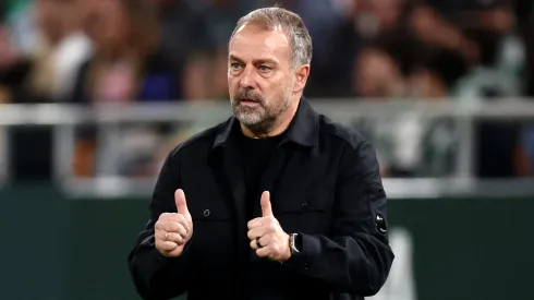 Hansi Flick aplaude durante jogo do Barcelona. (Photo by Fran Santiago/Getty Images)