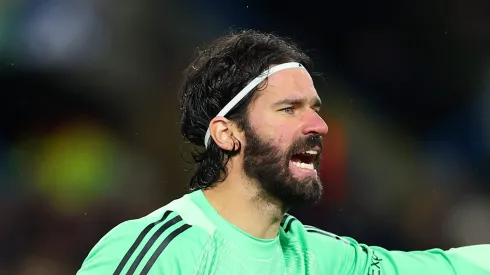Alisson afirma que Liverpool cortou Salah contra a Inter de Milão como punição. (Photo by Molly Darlington/Getty Images)