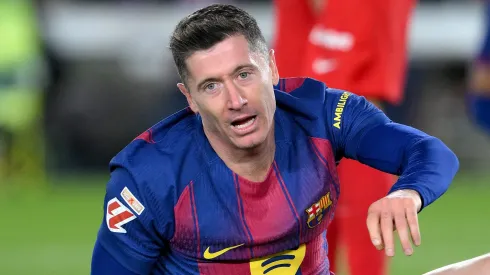 Robert Lewandowski no chão em partida do Barcelona. (Photo by David Ramos/Getty Images)