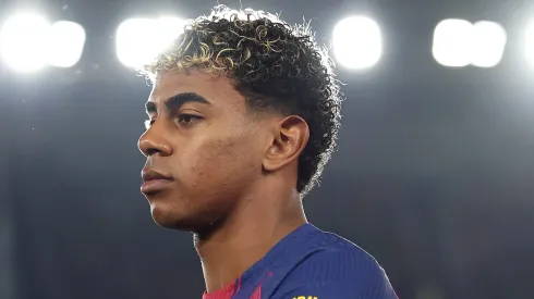 Lamine Yamal leva cartão em Barcelona x Frankfurt e está suspenso. (Foto: Judit Cartiel/Getty Images)