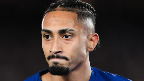 Raphinha é alvo de críticas da torcida do Barcelona na Champions League. (Foto: David Ramos/Getty Images)