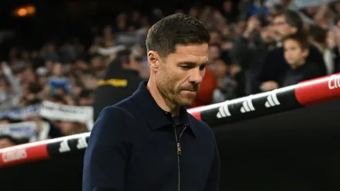 Xabi Alonso de cabeça baixa após derrota do Real Madrid. (Photo by Denis Doyle/Getty Images)