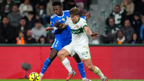 David Affengruber, alvo do Manchester United, enfrentando o Real Madrid de Vini Jr. Foto: Angel Martinez/Getty Images