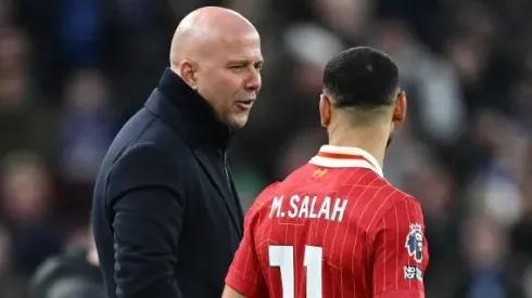 Arne Slot e Mohamed Salah, em campo, pelo Liverpool. Treinador dividiu culpa sobre o momento envolvendo o atacante (Foto: Gareth Copley/Getty Images)