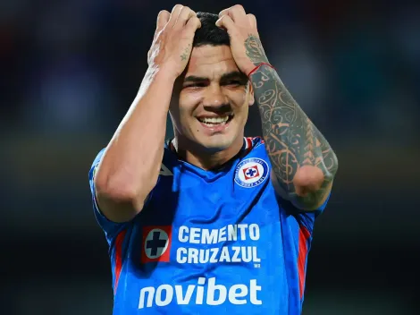 Artilheiro do Cruz Azul faz jogo apagado e é eliminado pelo Flamengo