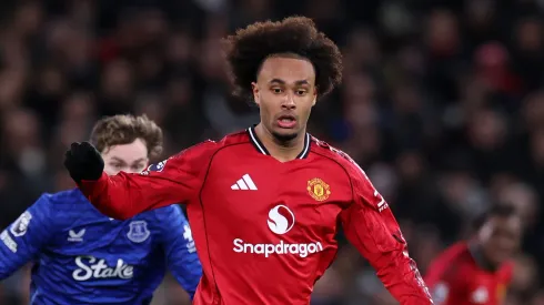 Manchester United priorizará reposições em janeiro caso Zirkzee e Mainoo saiam. (Photo by Alex Livesey/Getty Images)