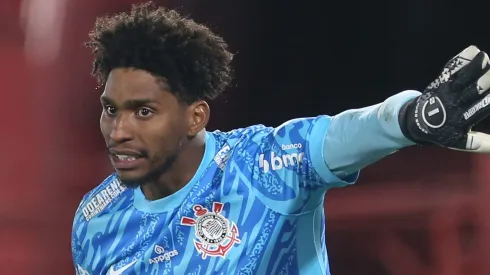 Milan terá que pagar R$ 96 milhões ao Corinthians por Hugo Souza. (Foto: Daniel Jayo/Getty Images)