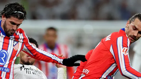 Rodrigo De Paul e Griezmann durante jogo do Atlético de Madrid. (Photo by Florencia Tan Jun/Getty Images)