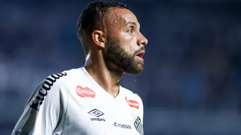 O atacante Guilherme em ação com o Santos (Ricardo Moreira/Getty Images)