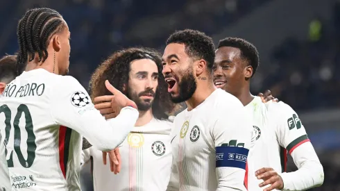 Reece James e João Pedro comemoram o gol do brasileiro contra a Atalanta na derrota por 2 a 1