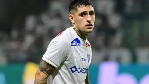 O zagueiro Gastón Ávila em ação pelo Fortaleza (Jota Erre/AGIF)