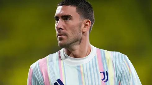 Vlahovic durante uma partida da Juventus. Foto: Aitor Alcalde/Getty Images