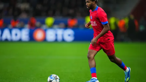 Euforia em Paris: torcedores do PSG elogiam desempenho promissor de Ndjantou e Mbaye na vitória sobre o Metz. (Foto: Pau Barrena/Getty Images)