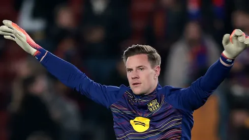 Goleiro Ter Stegen mantém comprometimento com Barcelona, porém analisa futuro a longo prazo. (Foto: Eric Alonso/Getty Images)CELONA, SPAIN – DECEMBER 09: Marc-Andre ter Stegen of FC Barcelona warms up prior to the UEFA Champions League 2025/26 League Phase MD6 match between FC Barcelona and Eintracht Frankfurt at Camp Nou on December 09, 2025 in Barcelona, Spain. (Photo by Eric Alonso/Getty Images)