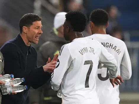 Vini abraça Xabi após assistência para gol de Rodrygo pelo Real Madrid