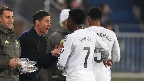 Vini Jr abraça Xabi Alonso após assistência para gol de Rodrygo no Real Madrid. (Photo by Juan Manuel Serrano Arce/Getty Images)