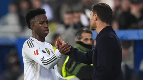 Polêmica arbitral marca vitória do Real Madrid: Vinicius Júnior e Xabi Alonso criticam pênalti não marcado. (Foto: Juan Manuel Serrano Arce/Getty Images)