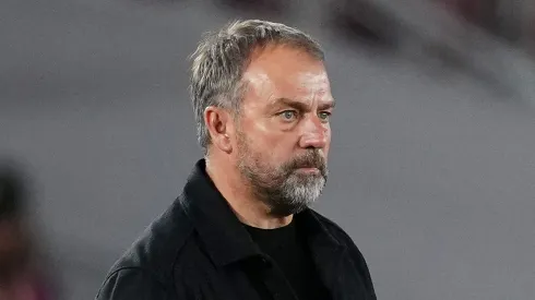 Hansi Flick traça o contorno do seu onze ideal no Barcelona. (Foto: Alex Caparros/Getty Images)