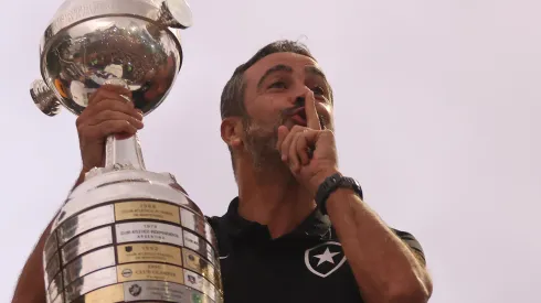 Artur Jorge com a taça da Libertadores. (Foto: Wagner Meier/Getty Images)