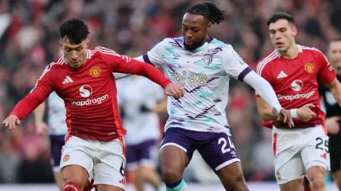 Lisandro Martínez e Semenyo em Manchester United x Bournemouth. Times se enfrentam nesta segunda (15). (Foto: Matt McNulty/Getty Images)