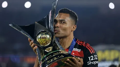 Alex Sandro comentou que ainda não falou com Marquinhos, ex-companheiro na Seleção Brasileira antes de PSG x Flamengo (Foto: Buda Mendes/Getty Images)