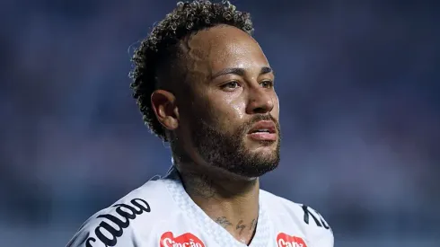 Neymar deve ser anunciado por mais seis meses no Santos, segundo o portal R7 (Foto: Ricardo Moreira/Getty Images)