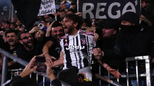 Locatelli comemora gol com fanáticos da Juventus – Alessandro Sabattini/Getty Images