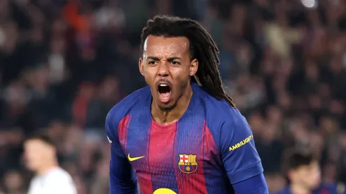 Barcelona mira Ryerson como substituto de Koundé; lateral quer deixar o Dortmund. (Photo by Judit Cartiel/Getty Images)