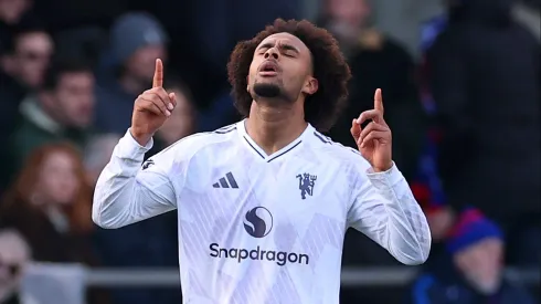 Manchester United pode deixar Roma de lado para negociar Zirkzee com Leeds. (Photo by Warren Little/Getty Images)