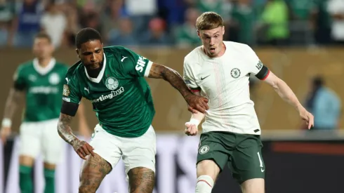 O zagueiro Micael, do Palmeiras, disputa a bola com meia Palmer, do Chelsea (Francois Nel/Getty Images)