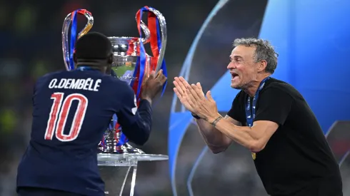 Luis Enrique e Dembélé com a taça da Champions League – Justin Setterfield/Getty Images
