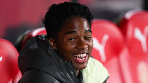 Endrick sorri no banco de reservas do Real Madrid (David Ramos/Getty Images)