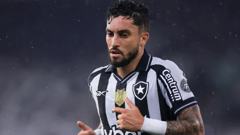 Alex Telles em campo com o Botafogo (Foto: Buda Mendes/Getty Images)