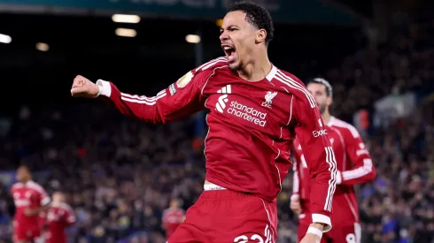 Ekitiké comemorando gol pelo Liverpool