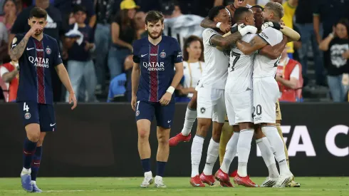 Jogadores do Botafogo comemoram vitória contra o PSG no Mundial (Harry How/Getty Images)