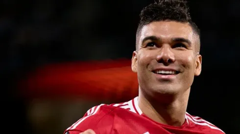 Manchester United contatou Casemiro para renovar com redução de termos. Prioridade do jogador é ficar, segundo TEAMtalk (Foto: Ion Alcoba Beitia/Getty Images)