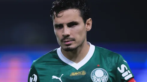 Raphael Veiga em campo pelo Palmeiras. Foto: Ettore Chiereguini/AGIF