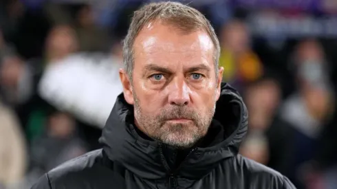 Hansi Flick pode renovar seu contrato com o Barcelona por mais uma temporada (Foto: Angel Martinez/Getty Images)