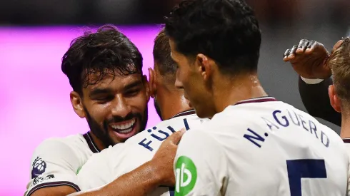 Paquetá e Fullkrug se abraçam. (Photo by AJ Reynolds/Getty Images)