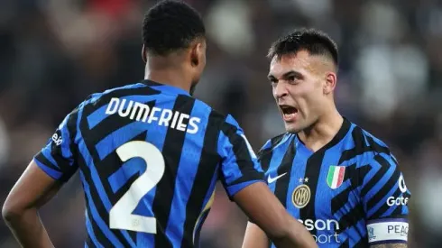 Denzel Dumfries e Lautaro Martinez da Internazionale. Primeiro jogador é alvo do Manchester United e pode ser um reforço se uma proposta ideal for apresentada ao time italiano (Foto: Abdullah Ahmed/Getty Images)
