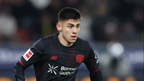 Echeverri em campo pelo Bayer Leverkusen (Photo by Christof Koepsel/Getty Images)