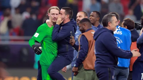 O goleiro Safonov é abraçado por companheiros do PSG (Getty Images/Getty Images)