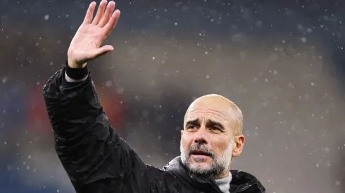 Guardiola acenando para os torcedores