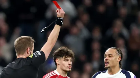 Xavi Simons é expulso após dura entrada em Van Dijk e complica Tottenham. (Foto: Alex Pantling/Getty Images)
