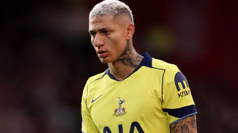 Richarlison em campo com o Tottenham. Foto: Naomi Baker/Getty Images